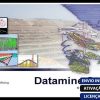Software: Uma colagem exibindo visualizações do CAE Datamine Studio 3.21.7164.0, apresentando modelos de dados geológicos e renderizações 3D. O logotipo da CAE Mining é exibido com destaque no canto inferior esquerdo, acompanhado de rótulos indicando entrega instantânea, ativação online e uma licença original em português. Ideal para quem quer comprar software de uma loja de software confiável.