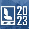 Software: O pôster apresenta um design azul destacando o logotipo Lumion 2023, com um padrão de folhas estilizadas e o ano exibido em negrito em branco. O cenário retrata uma paisagem urbana de edifícios e árvores, enfatizando a facilidade de acesso a este software. Perfeito para indivíduos que desejam adquirir 
