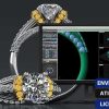Software: Uma interface de software de design digital, identificada como Matrix 9 - Gemvision - Licença Vitalícia, é exibida em uma tela, exibindo modelos 3D de um anel de diamante. Ao redor da tela, há dois anéis físicos com grandes diamantes e pedras amarelas menores. O texto em português destaca a entrega instantânea e a opção de comprar uma licença vitalícia em uma loja de software.