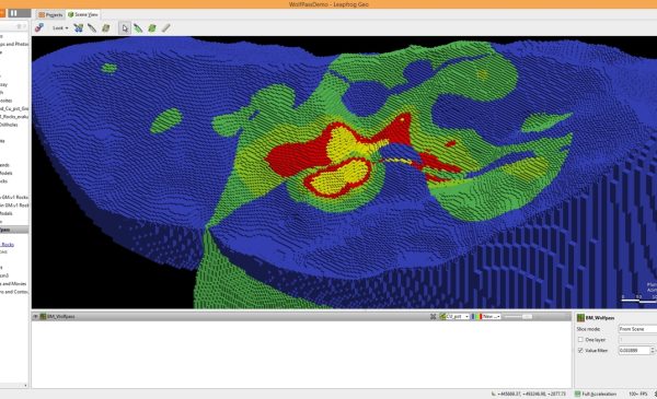 Software: Um modelo geológico vibrante criado usando o Geo Leapfrog – Software de Modelagem Geológica 3D exibe camadas estratificadas em regiões azul, verde, amarela e vermelha, organizadas em um padrão complexo. Esta visualização destaca variações topográficas e mudanças composicionais. Você pode explorar mais recursos comprando facilmente uma licença por meio da interface do software.