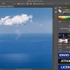 Software: Uma tela de computador exibe o Photoshop CC 2023 - VITALÍCIO, exibindo uma imagem de uma pequena nuvem sobre um mar azul. O painel direito oferece ferramentas, com texto em português promovendo entrega imediata, ativação online e comprar licença original para este poderoso software.
