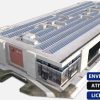 Software: Um grande edifício industrial apresenta painéis solares no telhado, cercado por um modesto espaço gramado. Uma placa alta perto da entrada exibe sobreposições de texto com ENVIO INSTANTÂNEO, ATIVAÇÃO ONLINE e LICENÇA ORIGINAL — ideal para aqueles interessados em comprar uma licença Skelion Plugin SketchUp - Solar Design nesta loja de software.