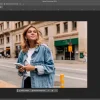 Software: Uma pessoa está em uma rua da cidade, segurando um telefone e vestindo uma jaqueta jeans, aparentemente olhando para a distância. A imagem está aberta no Adobe Photoshop 2024 - Completo com Licença em uma tela de computador, possivelmente após uma entrega instantânea de software.