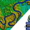 Software: Um mapa topográfico vibrante exibe rios azuis sinuosos e elevações diversas em tons de verde, amarelo e vermelho. Do outro lado do mapa há uma faixa branca diagonal com um logotipo circular verde, acompanhado de texto em português no canto inferior direito. É uma escolha ideal para quem busca adquirir o software Global Mapper 2022 - VITALÍCIO com entrega imediata.