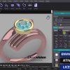 Software: Uma tela de computador exibindo Matrix 9 - Gemvision, um software de design de joias 3D de uma loja de software respeitável, apresentando um anel de ouro rosa com uma pedra preciosa azul redonda. A interface mostra várias ferramentas de design. O texto no canto inferior direito diz Envio Instantâneo Ativação Online Licença Original.