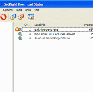 Software: Uma captura de tela do GetRight, um gerenciador de downloads, mostra nomes de arquivos, porcentagens de progresso, tamanhos e tempos restantes estimados para cada download. A interface inclui opções como Arquivos, Pastas e Histórico na barra lateral esquerda. Esta solução de software eficiente garante downloads perfeitos com entrega imediata (entrega imediata).