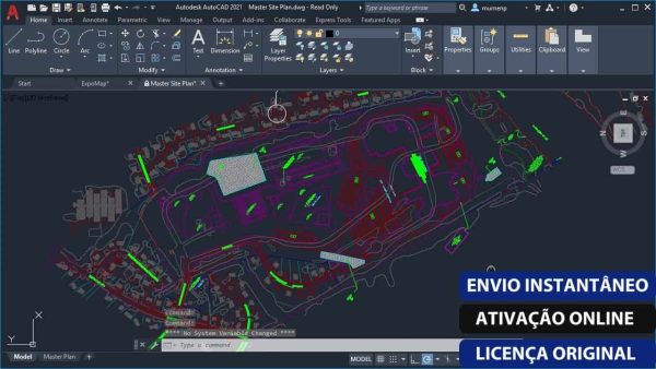 Software: A interface do AutoCAD 2022 - Licença e Software Vitalício exibe uma planta detalhada do local, destacando linhas e formas vibrantes. As ferramentas ficam visíveis na parte superior ao lado do texto "ENVIO INSTANTÂNEO ATIVAÇÃO ONLINE LICENÇA ORIGINAL". Para entrega imediata, adquirir uma licença através da nossa plataforma garante autenticidade.