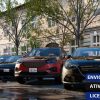 Software: Uma fileira de carros está estacionada em frente a um prédio com árvores ao longo da rua. Entre eles, um SUV vermelho está no centro. O texto sobreposto diz: ENVIO INSTANTÂNEO, ATIVAÇÃO ONLINE, COMPRAR LICENÇA ORIGINAL DE SOFTWARE Lumion 12 - Licença Vitalícia.