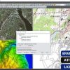 Software: Na tela do computador são exibidas múltiplas visualizações de mapas e análises de terreno usando o software GIS, Global Mapper 2022 - VITALÍCIO. Mapas de satélite e topográficos são complementados por um modelo de elevação do terreno, enquanto uma mensagem promovendo ativação online através de uma Loja de Software é visível em português no canto inferior direito.