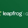 Software: Logo do Geo Leapfrog – Software de Modelagem Geológica 3D em um fundo verde com um design de estrutura molecular à esquerda, para compra na sua loja de software disponível favorita.