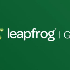 Software: Logo do Geo Leapfrog – Software de Modelagem Geológica 3D em um fundo verde com um design de estrutura molecular à esquerda, para compra na sua loja de software disponível favorita.