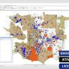 Software: Uma tela de computador mostra a interface do software Canvas X Geo 20.0 Build 519 x64 GIS com um mapa exibindo várias seções coloridas e uma tabela de dados visível no lado esquerdo. As tags azuis no canto inferior direito dizem Envio Instantâneo, Ativação Online e Licença Original, enfatizando a dedicação desta loja de software à entrega imediata.