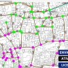 Software: Um mapa digital exibido na tela do computador mostra ruas e edifícios marcados com pontos roxos e verdes. A interface inclui abas de navegação e configurações, perfeitas para comprar o software WaterGEMS - Modelagem Hidráulica de Redes de Água. O texto em português diz Envio instantâneo, Ativação online e Licença original.